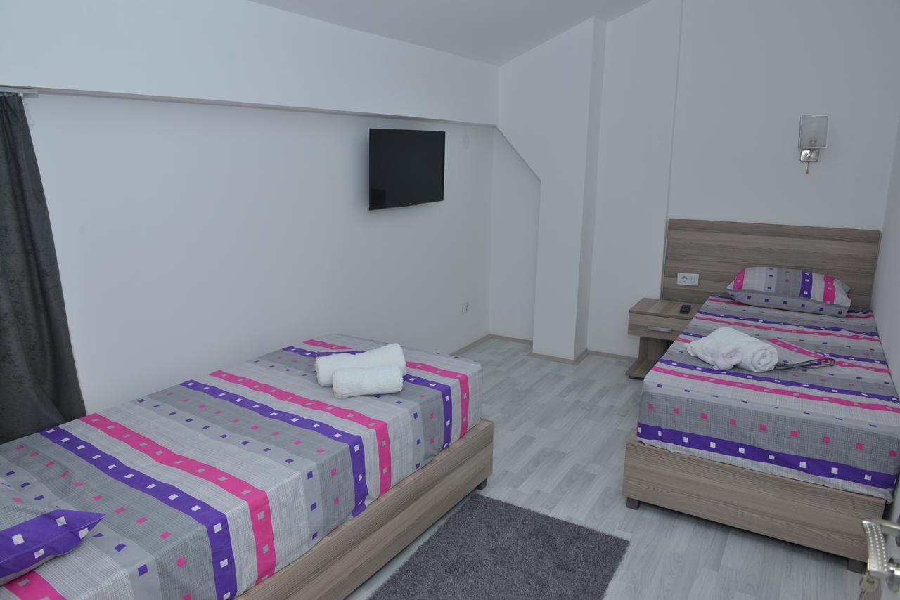 Atina Lux Hostel Leskovac  Extérieur photo